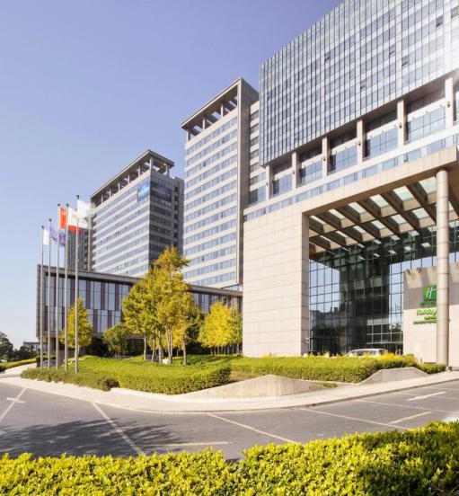 上海虹桥西郊假日酒店正式进入建设高峰期，临近国家会展中心，由洲际酒店管理。